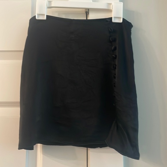 NWOT Zara Buttoned Satin Effect Black Skort - Picture 2 of 3